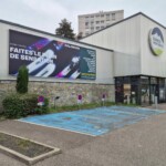 Habillage de l'enveloppe du bâtiment Dénivelé à Francheville avec un visuel de course à pied en octobre 2025.