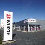Signalétique extérieure et bandeaux publicitaires intégrés à l'enveloppe du bâtiment Würth.