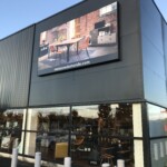 Visuel publicitaire Maisons du Monde installé sur l'enveloppe du bâtiment commercial.