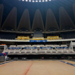 Vue d'ensemble des tribunes habillées de banderoles pour la signalétique événementielle à Lyon.