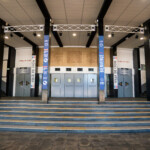 Piliers centraux habillés de panneaux de bienvenue pour la signalétique événementielle à Lyon.