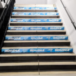 Habillage de marches d'escalier aux messages "Welcome" et "Bienvenue" pour la signalétique événementielle à Lyon.