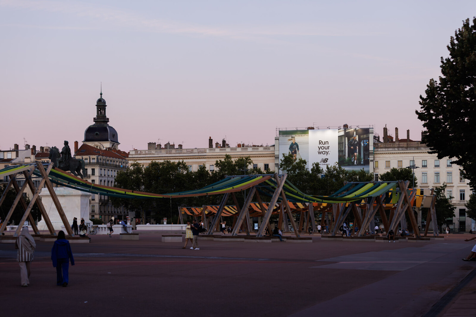 Habillage échafaudage publicitaire Lyon illuminé en soirée Place Bellecour