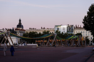 Habillage échafaudage publicitaire Lyon illuminé en soirée Place Bellecour