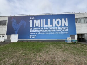 Toile tendue grand format sur le site industriel Renault Group à Douai affichant le message Déjà 1 Million de véhicules électriques.