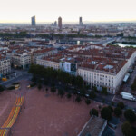 Vue aérienne par drone de l habillage echafaudage publicitaire Lyon Bellecour